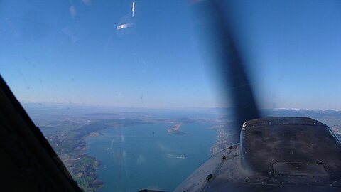 Im Steigflug über dem Bielersee.