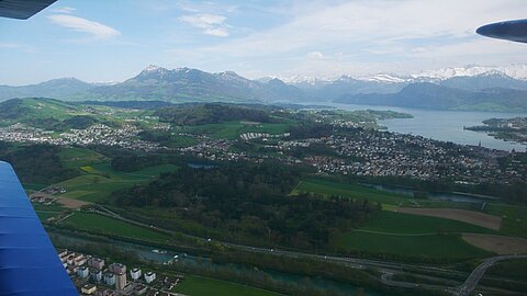 Knapp sichtbar der Rotsee dahinter der Vierwaldstättersee. Links die Rigi rechts der Bürgenstock.