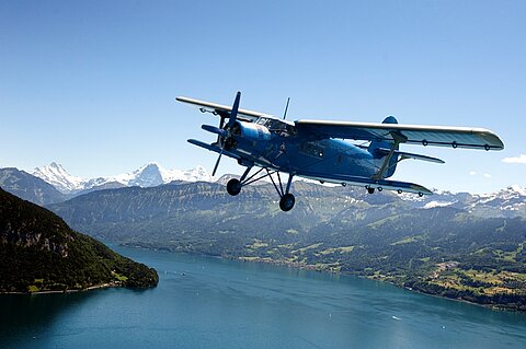 Die An-2 vor Eiger, Mönch und Jungfrau.
