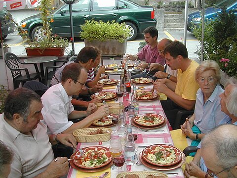 Mittagessen in der Ortschaft Bex.