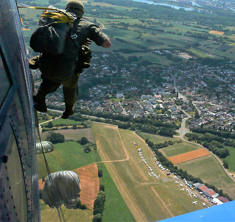 Wieder verlassen die Springer die An-2.