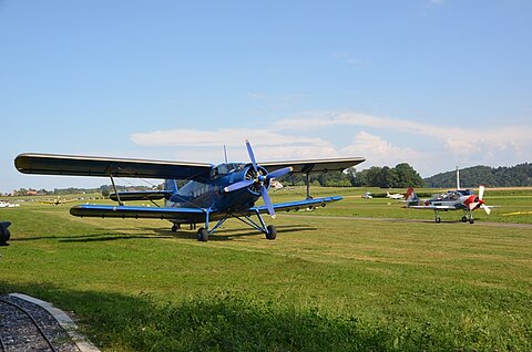 Antonov und Jak 52.