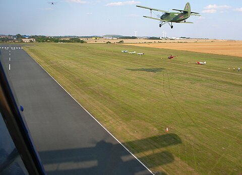 Wir starten in Formation mit der AN-2 vom Hugo Junkers Museum.