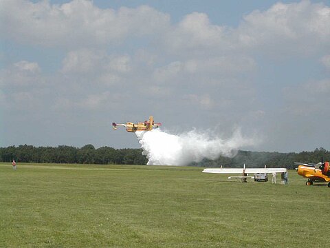 Demonstration eines Löschflugzeuges.