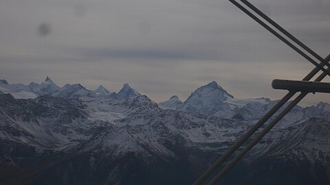 Bild Mitte das Matterhorn.