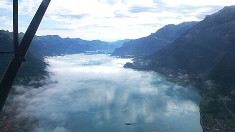 Über dem Brienzersee einzelne Resrwolken.