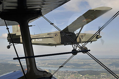 Im Steigflug begegnen wir dem militär Porter.