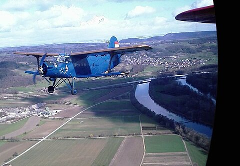 Die AVS "Anna", aufgenommen aus einer zweiten An-2.