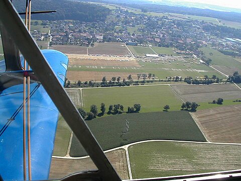 Im Anflug auf den improvisierten Flugplatz Kestenholz.