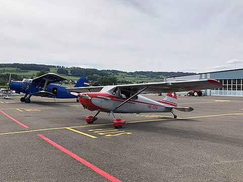 Zwei ältere Heckradflugzeuge.
