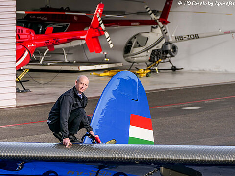 Flugbenzin wird aufgefüllt.