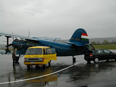 Die Anna wird auf dem Flugplatz Grenchen entladen.
