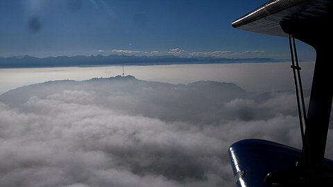 Wir steigen über den Hochnebel hinaus, Sendeturm Bantiger.