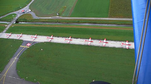 Start zu einem Vereinsflug, darunter die Pilatus PC-7.