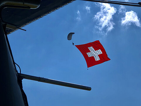 Fallschirmjäger zeigen ihr Können.