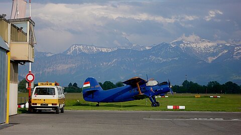 Im Abendlicht die Anna auf dem Fluglatz Thun.