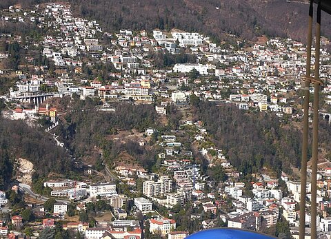 Vorbei an der Madonna del Sasso.