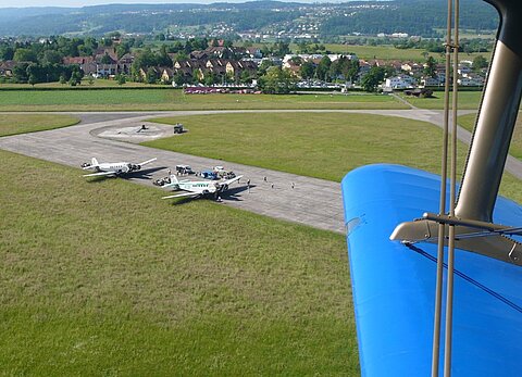 Die Junkers Ju-52 wird für die Flüge bereitgestellt.