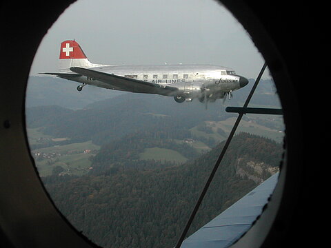 Die DC-3 schliesst zur AN-2 auf.