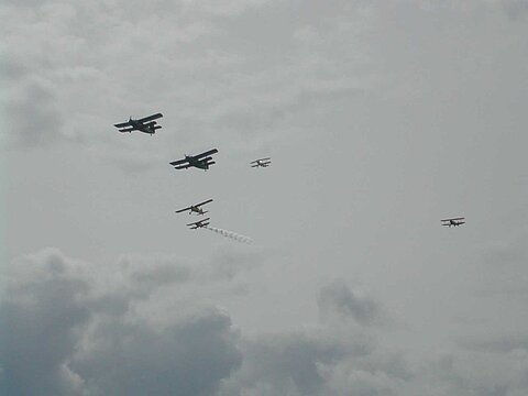Formationsflug mit verschiedenen Flugzeugtypen.