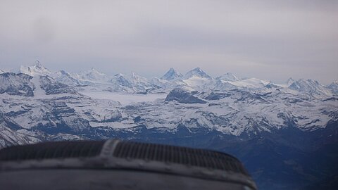 Vor uns die Plainemort und das Matterhorn in Bild Mitte.