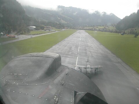 Beim Überflug kreuzen wir ein Hunter.