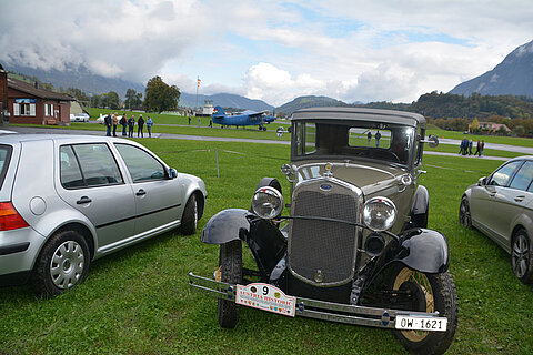 Die Oldtimerauto stehen bereit.