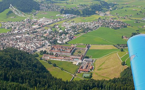 Zurück über Einsiedeln mit den Flugschanzen.