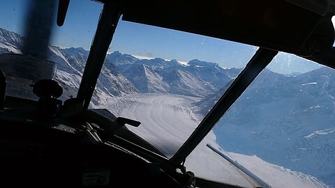 Unter uns der Aletschgletscher.