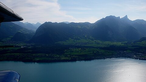 Im Gegenlicht das Stockhorn.