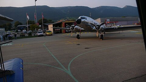 Zurück in Grenchen. In der Abendsonne die DC-3.