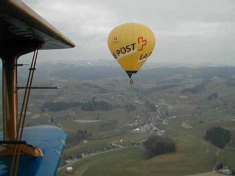 Vorbei an einem Heissluftballon.