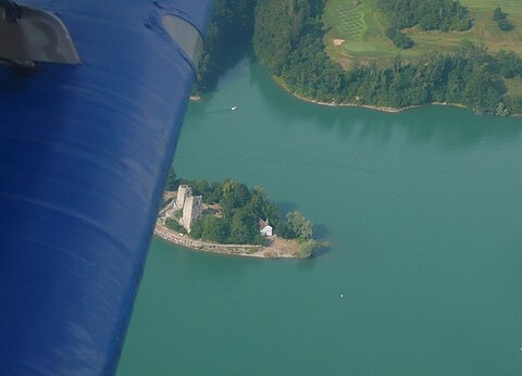Der Stausee erzeugte eine kleine Insel.