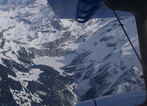 Zugefrorener Oeschinensee.