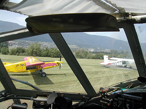 Am Pistenanfang zwei Pilatus Porter.