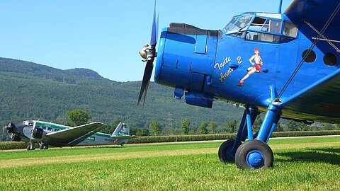 Die Ju-52 kehrt von einem Passagierflug zurück.