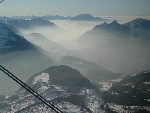 Unten Muatatal im Hintergrund der Pilatus.