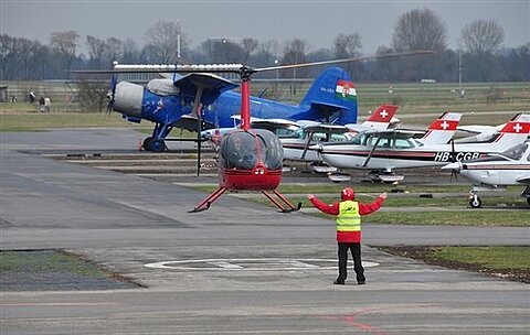 Der Robinson Helikopter zetzt zur Landung an und die dahinterstehende Anna ist wieder eingepackt.