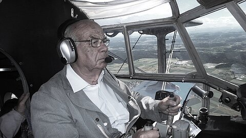 Pilot Hansruedi steuert auf den Absprungort zu.