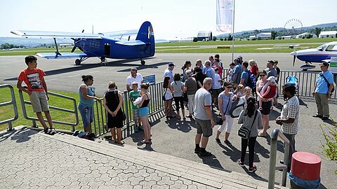 Riesen Begeisterung auf dem Flugplatz.