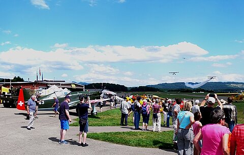 Viele Flugbegeisterte sind gekommen.