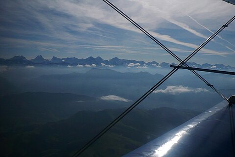 Berneralpen im Gegenlicht.