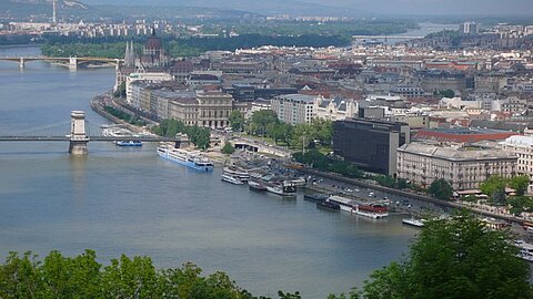Donau mit Parlamentsgeäude.