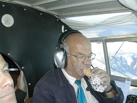 Auch der Pilot hat hunger.