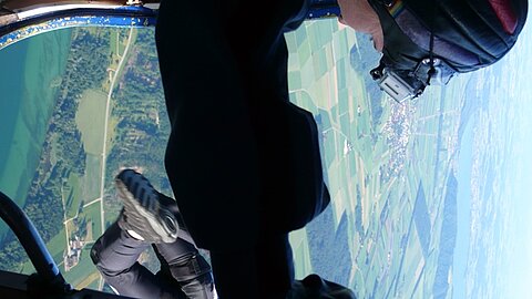 ... und die Springer verlassen das Flugzeug.