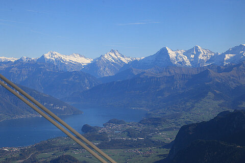 Vor uns der Thunersee und Eiger, Mönch und Jungfrau.