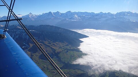Schreckhorn, Finsterarhorn, Eiger ,Mönch, Jungfrau und Blümlisalp. Unten der Thunersee.