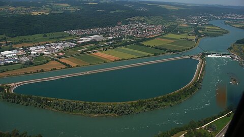 Ausgleichbecken am Rhein.