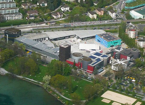 Vorbei am Verkehrshaus in Luzern.