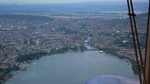 Die Stadt Zürich im Hintergrund der Flugplatz Zürich-Kloten.